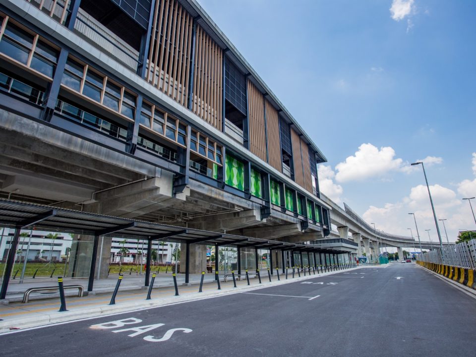 Laluan berbumbung dan kawasan menurunkan atau mengambil penumpang untuk bas dan teksi telah siap di Stesen MRT Serdang Raya Selatan.