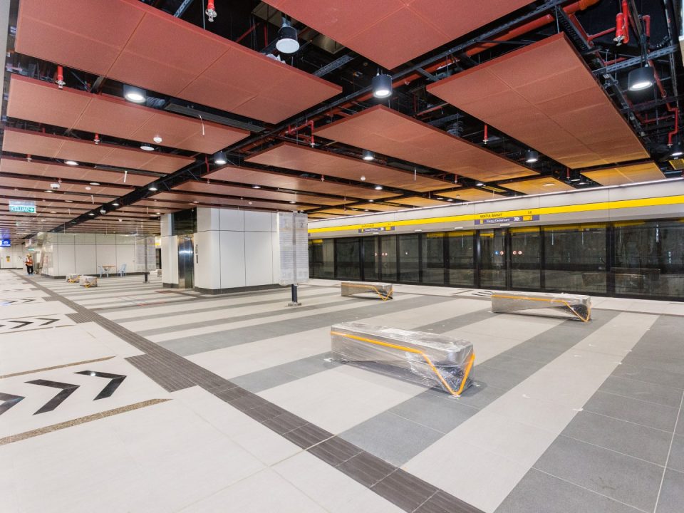 Pandangan aras platform Stesen MRT Sentul Barat.