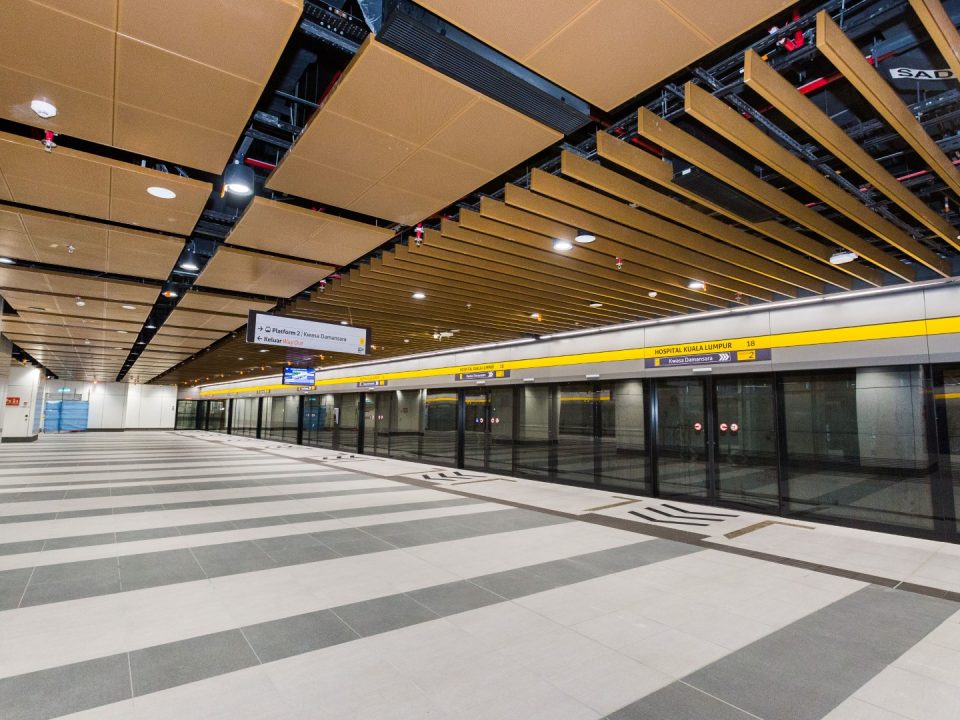Kemasan seni bina telah siap di aras platform Stesen MRT Hospital Kuala Lumpur.