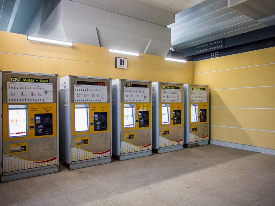 Kerja-kerja pemasangan mesin tiket layan diri telah siap di Stesen MRT UPM.