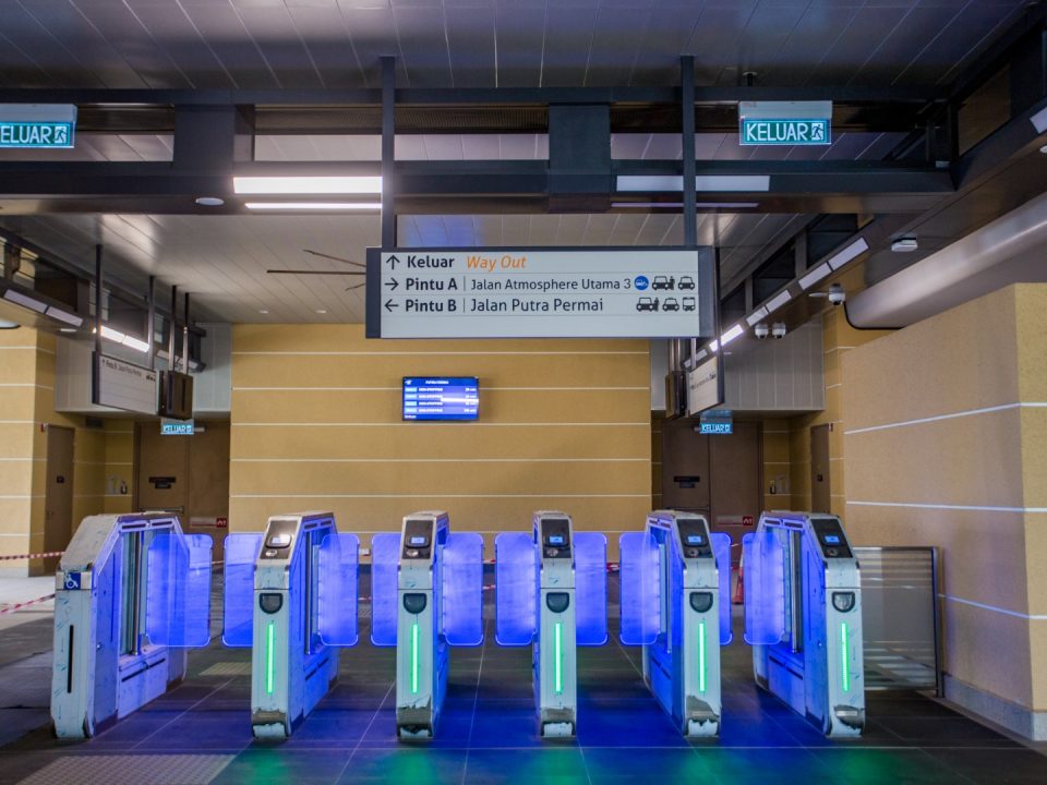 Pengujian dan pentauliahan sistem pintu Kutipan Tambang Automatik sedang dijalankan di Stesen MRT Putra Permai.