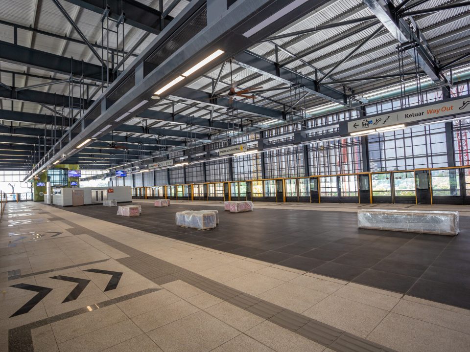 Pemeriksaan bangku platform untuk posisi akhir sedang dijalankan di Stesen MRT Putrajaya Sentral