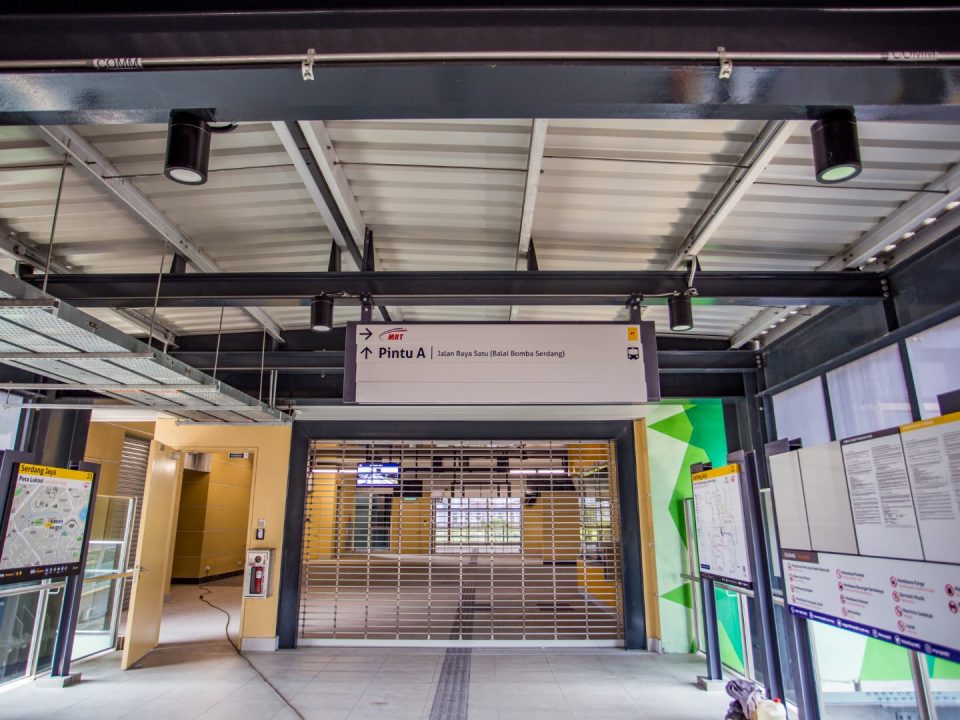 Kerja-kerja pemasangan papan tanda arah dan papan informasi telah siap di pintu masuk Stesen MRT Serdang Jaya.