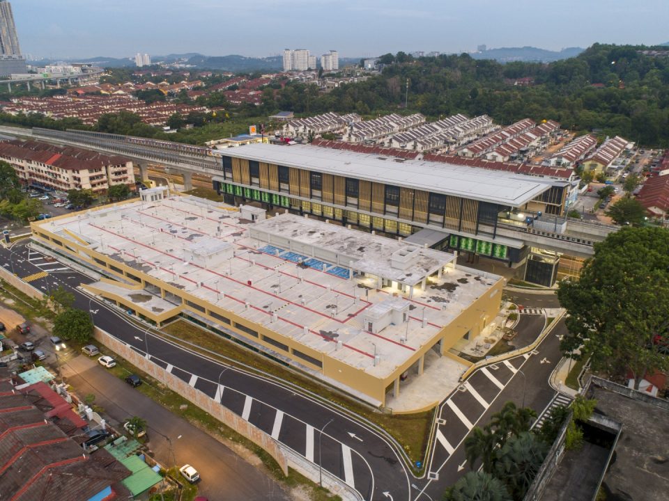 Kerja-kerja pemasangan perabot jalan dan landskap telah siap di Stesen MRT Taman Equine.