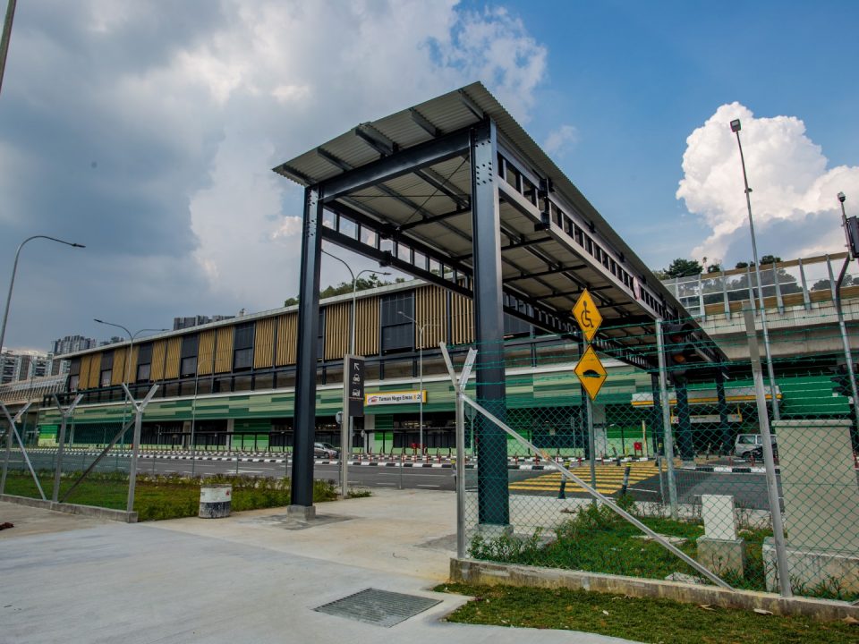 Pandangan Stesen MRT Taman Naga Emas.menunjukkan lintasan pejalan kaki aras tinggi yang telah siap.