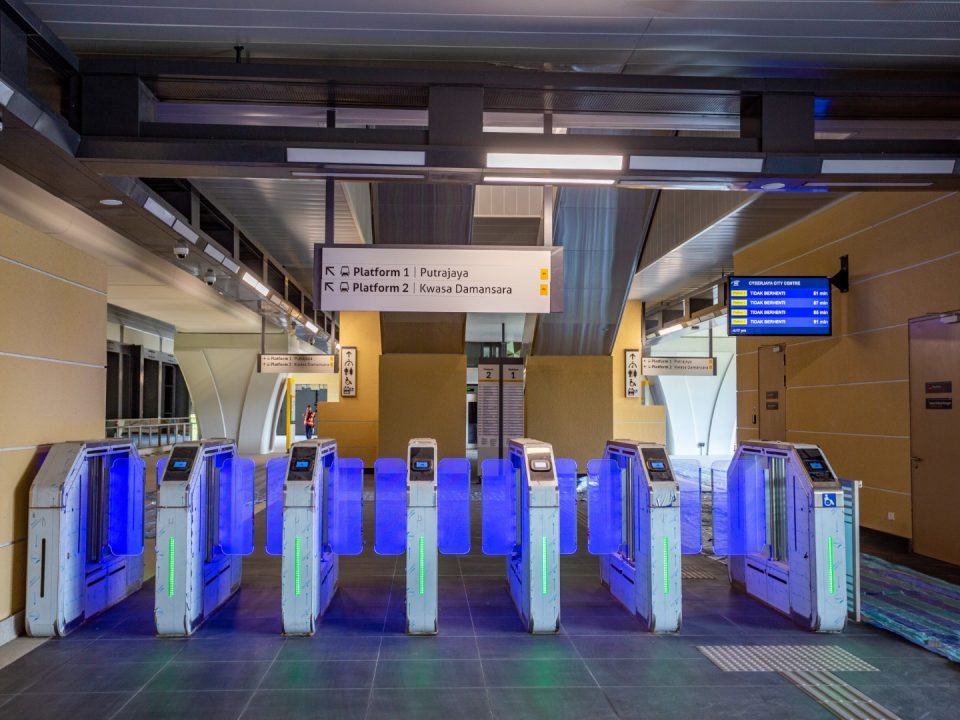Pengujian dan pentauliahan sistem pintu Kutipan Tambang Automatik sedang dijalankan di Stesen MRT Cyberjaya City Centre.