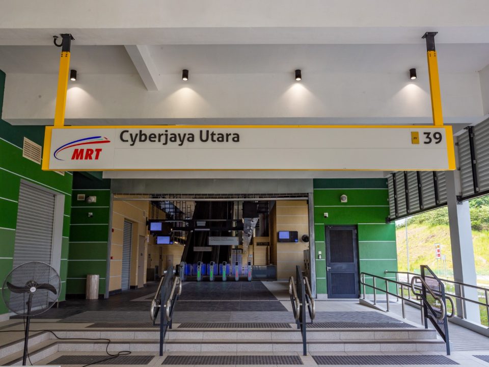 Pandangan pintu masuk Stesen MRT Cyberjaya Utara.