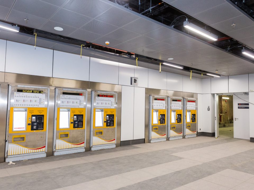 Mesin Tiket Layan Diri di aras ruang legar kawasan tidak berbayar di Stesen MRT Persiaran KLCC