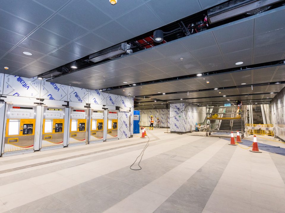 Pandangan aras ruang legar Pintu Masuk B Stesen MRT Conlay.