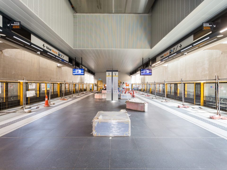 Pandangan bangku platform Stesen MRT Jalan Ipoh