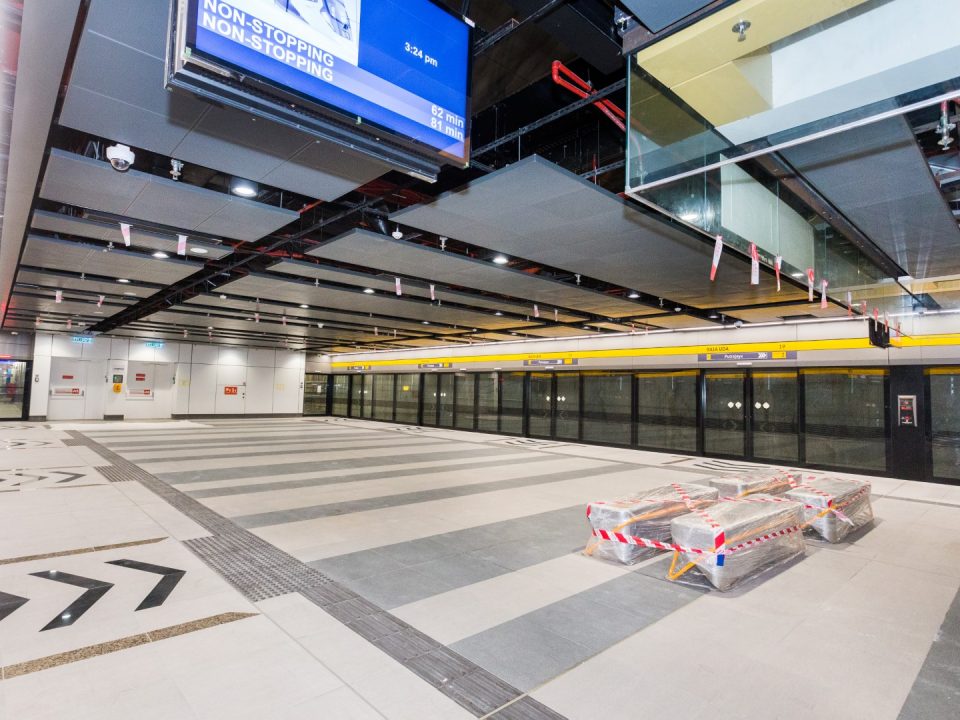 Bangku-bangku platform sedia untuk dipasang di aras platform Stesen MRT Raja Uda.
