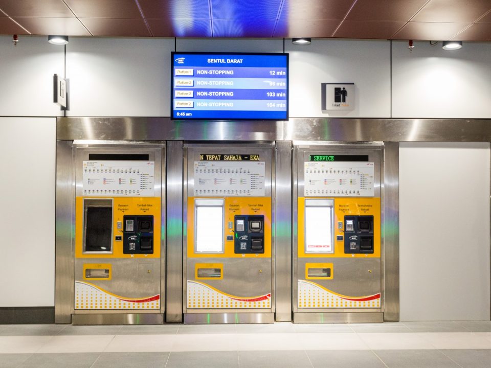 Mesin Tiket Layan Diri Stesen MRT Sentul Barat di aras ruang legar