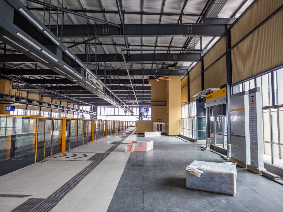 Bangku platform di Stesen MRT Sungai Besi.
