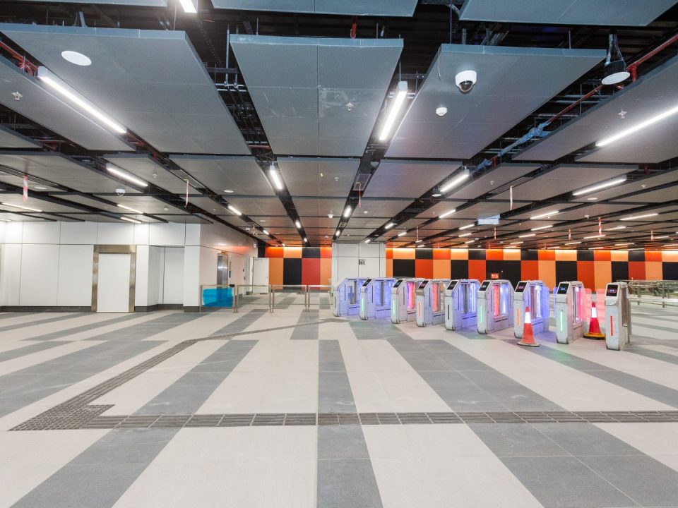 Kemasan seni bina di aras ruang legar atas Stesen MRT Ampang Park.