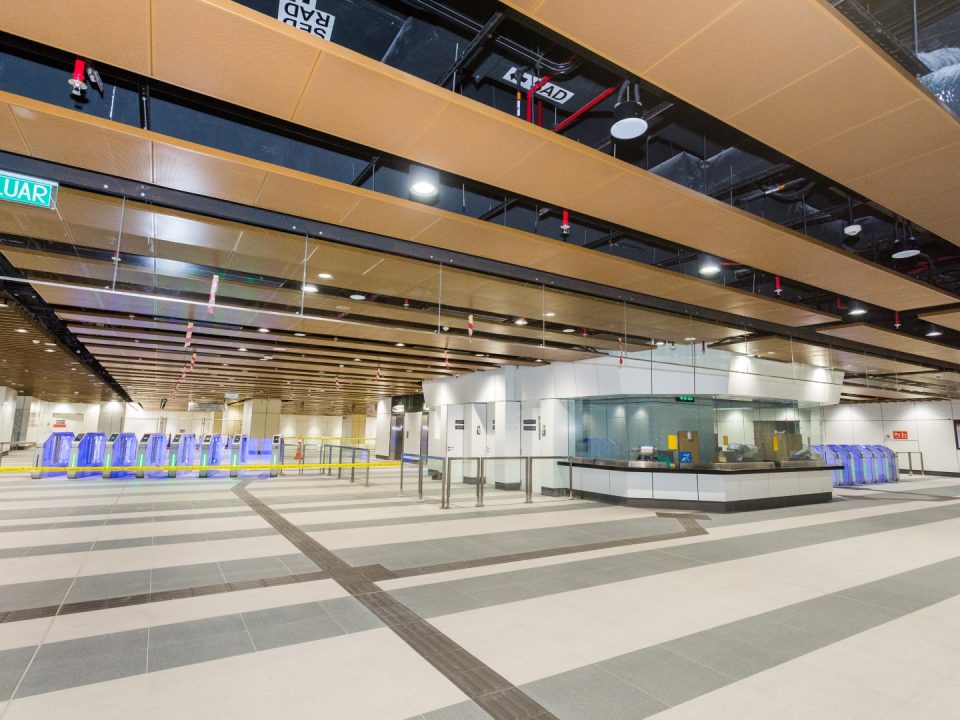 Kemasan seni bina telah siap di aras ruang legar kawasan berbayar dan tidak berbayar di Stesen MRT Hospital Kuala Lumpur.