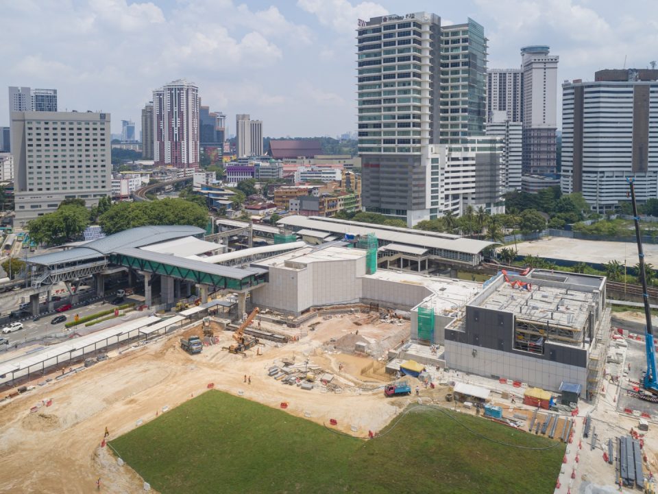 Pandangan udara Stesen MRT Titiwangsa menunjukkan kerja-kerja jalan, saliran dan perumputan sedang dijalankan.