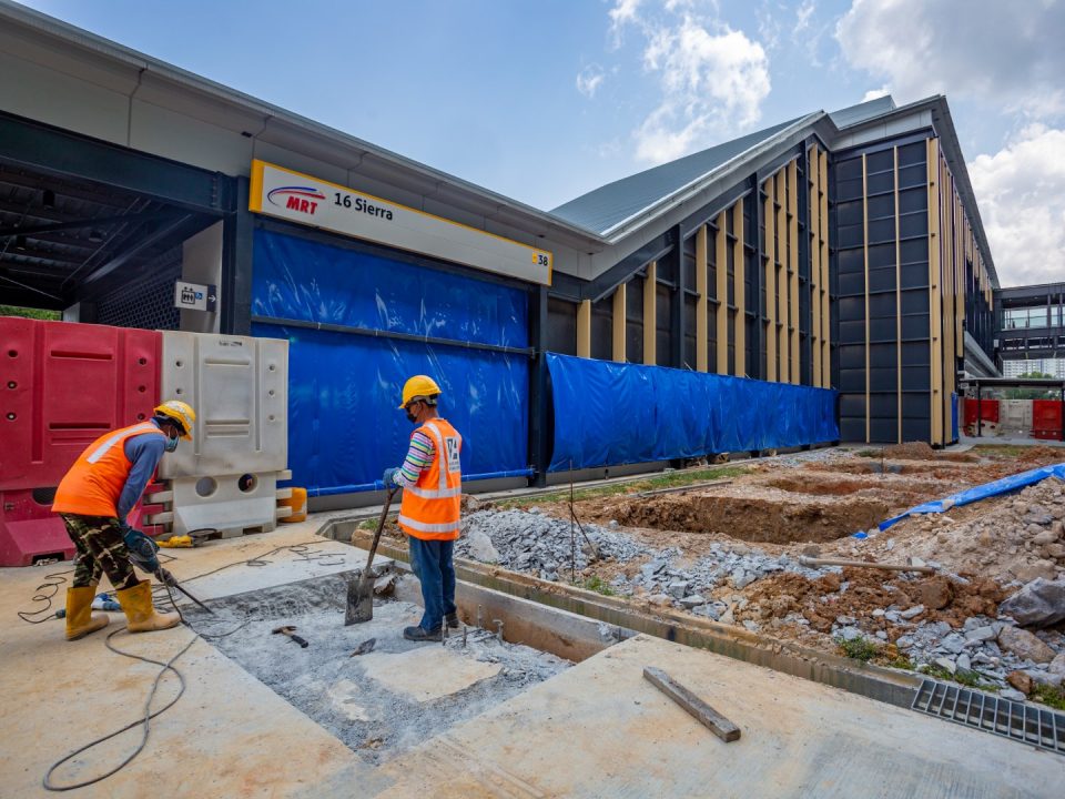 Kerja-kerja pengukuhan pintu masuk sedang dijalankan di Stesen MRT 16 Sierra.