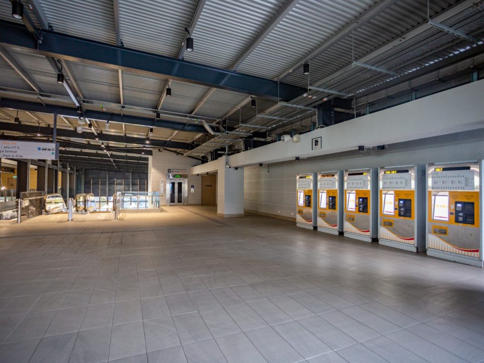 Kerja-kerja pemasangan Mesin Tiket Layan Diri telah siap di Stesen MRT Putrajaya Sentral