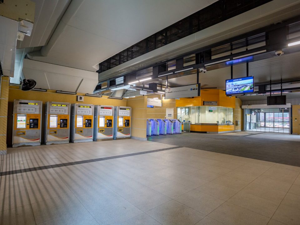 Kerja-kerja pemasangan Mesin Tiket Layan Diri telah siap di Stesen MRT Serdang Jaya.
