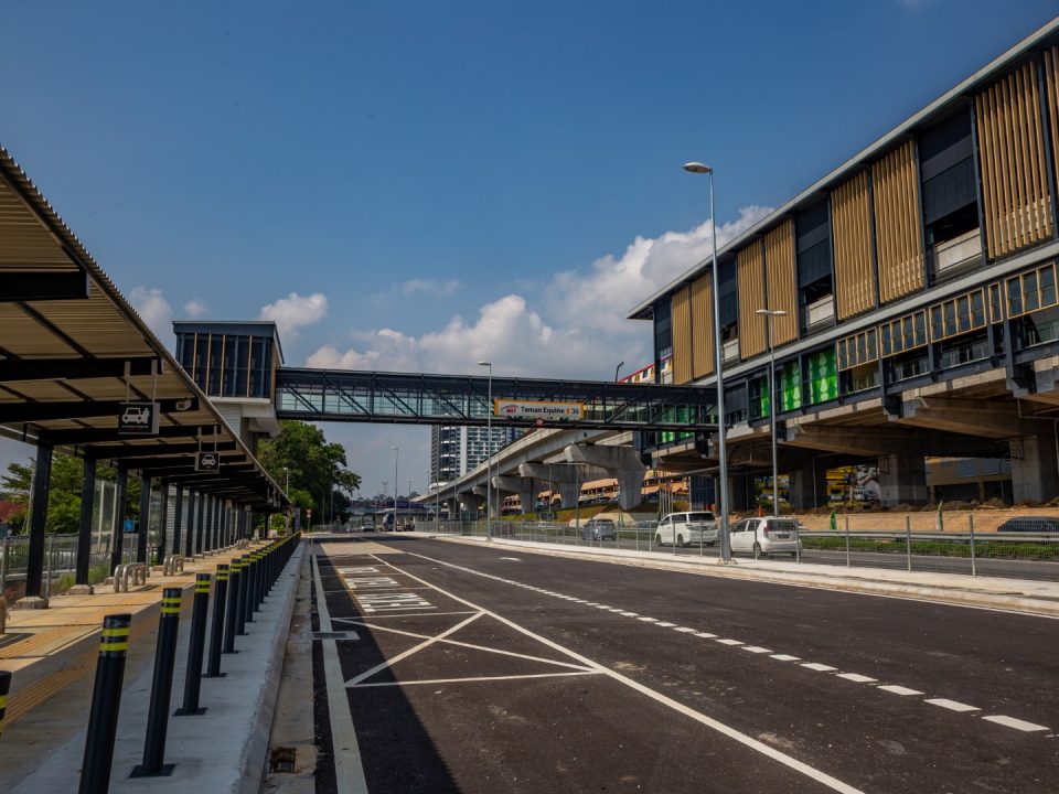 Kerja-kerja menanda jalan di kawasan hentian di Pintu Masuk B dan pemasangan tonggak jalan telah siap di Stesen MRT Taman Equine.