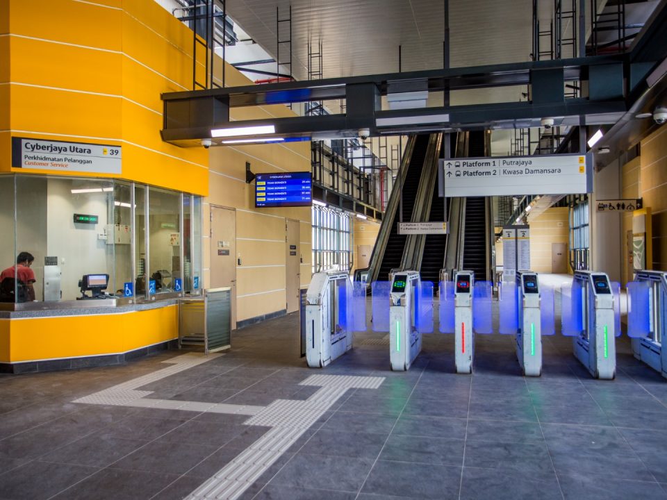 Pengujian dan pentauliahan sistem pintu Kutipan Tambang Automatik sedang dijalankan di Stesen MRT Cyberjaya Utara.