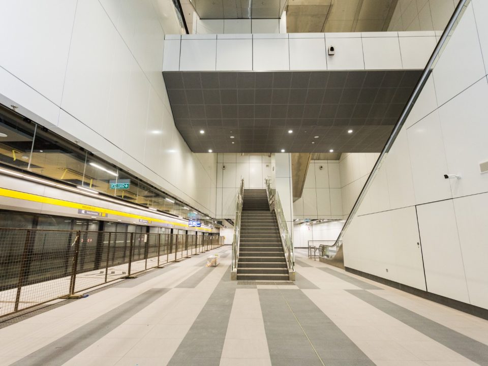 Tangga platform bawah dan pintu skrin platform Stesen MRT Persiaran KLCC.