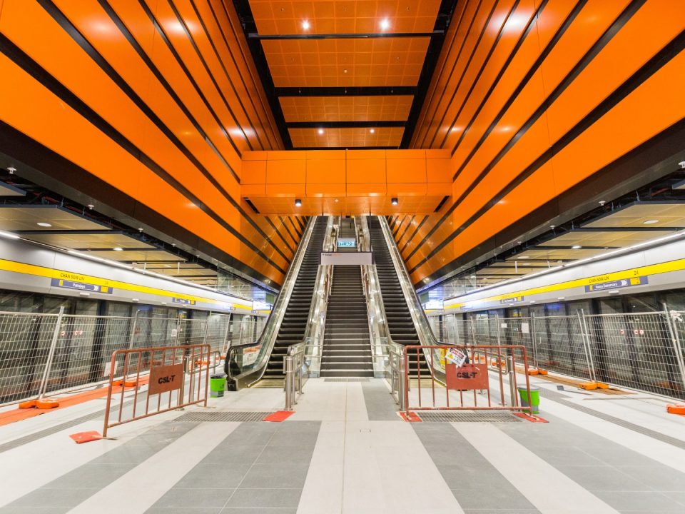 Bangku platform telah dipasang di aras platform Stesen MRT Chan Sow Lin.