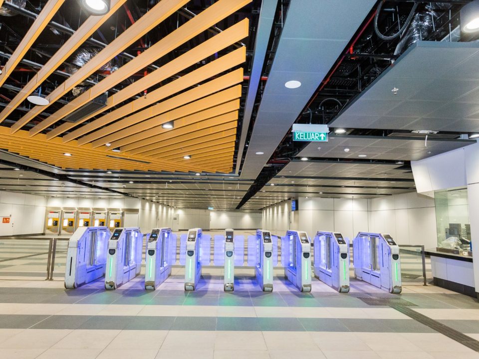 Pintu Kutipan Tambang Automatik di aras ruang legar Stesen MRT Conlay.