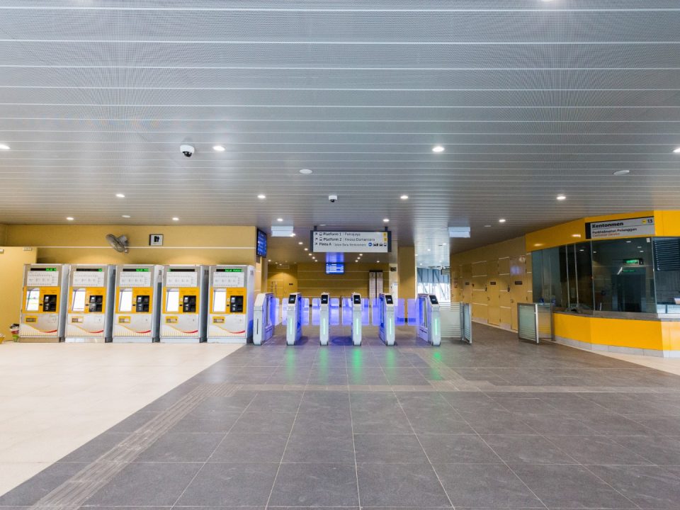 Pengujian dan pentauliahan sistem pintu Kutipan Tambang Automatik sedang dijalankan di Stesen MRT Kentonmen.