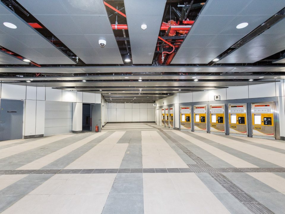 Pandangan dalaman Mesin Tiket Layan Diri dan kawasan runcit di aras ruang legar Stesen MRT Raja Uda.