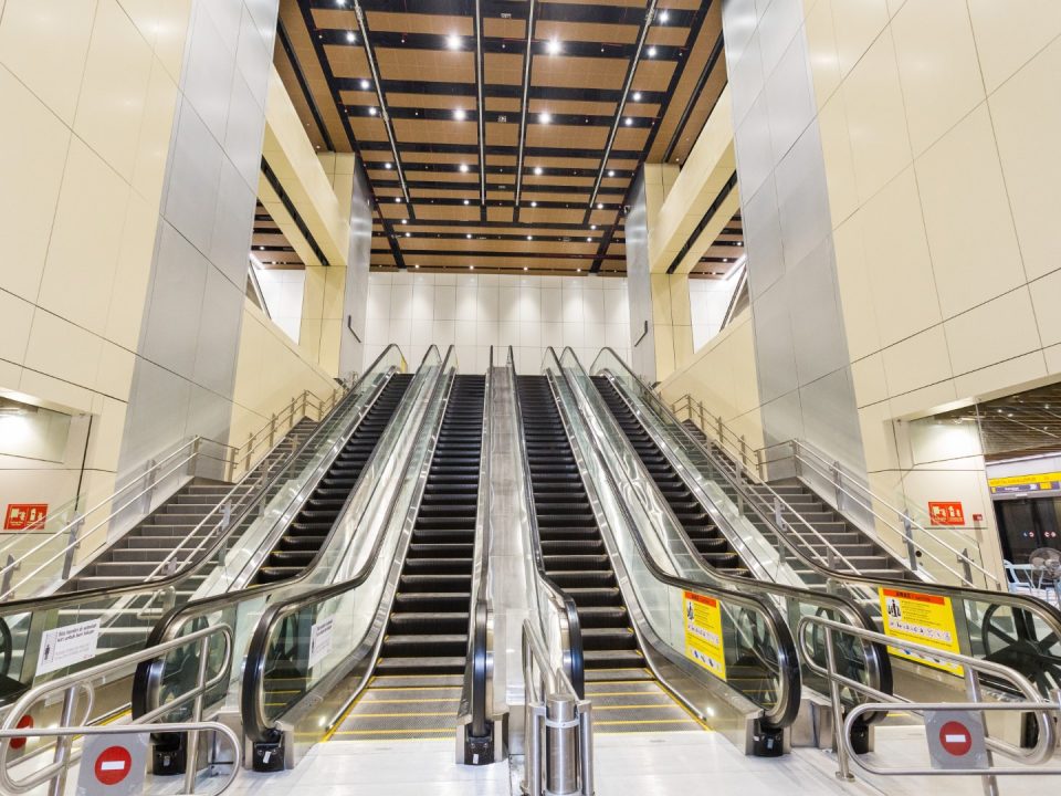 Pandangan struktur konkrit tetulang, kemasan seni bina dan pemasangan eskalator yang telah siap, dari aras bilik loji ke aras platform Stesen MRT Hospital Kuala Lumpur.