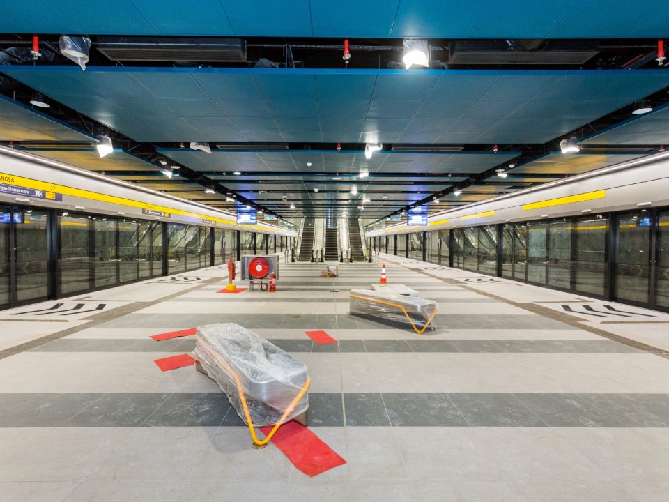 Pemasangan bangku di aras platform Stesen MRT Titiwangsa.