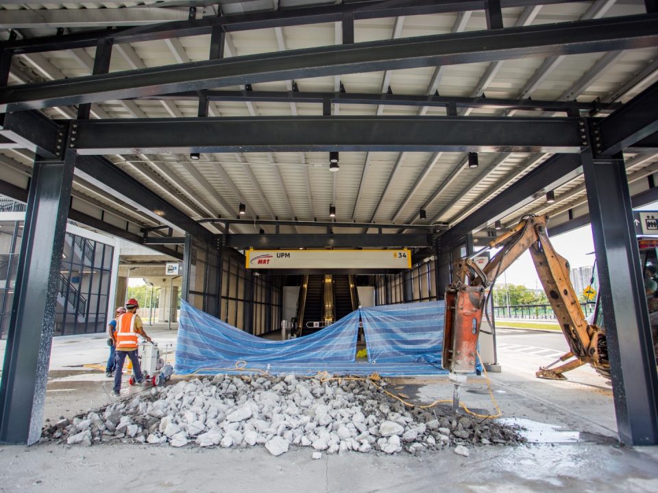Kerja-kerja pengukuhan sedang dijalankan di Pintu Masuk A Stesen MRT UPM.