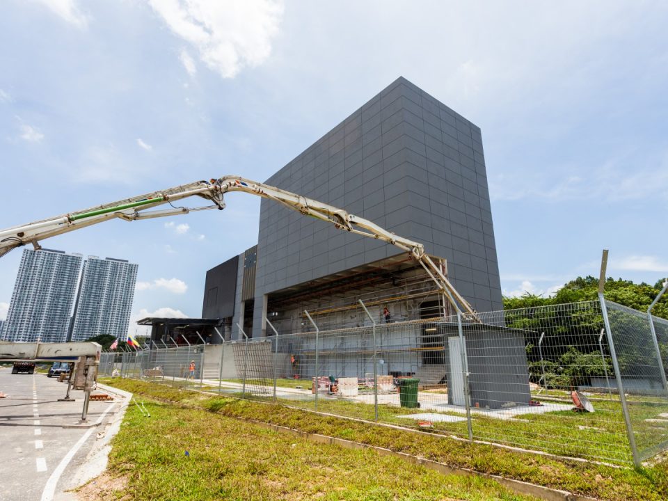 Kerja-kerja pembinaan papak apron sedang dijalankan di Pintu Masuk B Stesen MRT Bandar Malaysia Selatan