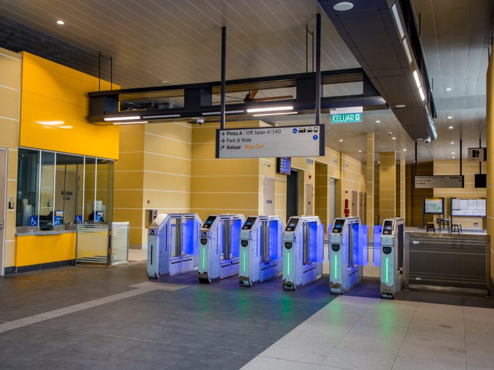 Pengujian dan pentauliahan sistem pintu Kutipan Tambang Automatik sedang dijalankan di Stesen MRT Taman Naga Emas.