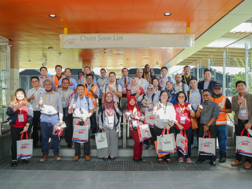 GROUP PHOTO: A group photo of the 11th Malaysian Road Conference & Exhibition 2022 delegates with MRT Corp representatives at the Sentul Barat MRT Station.