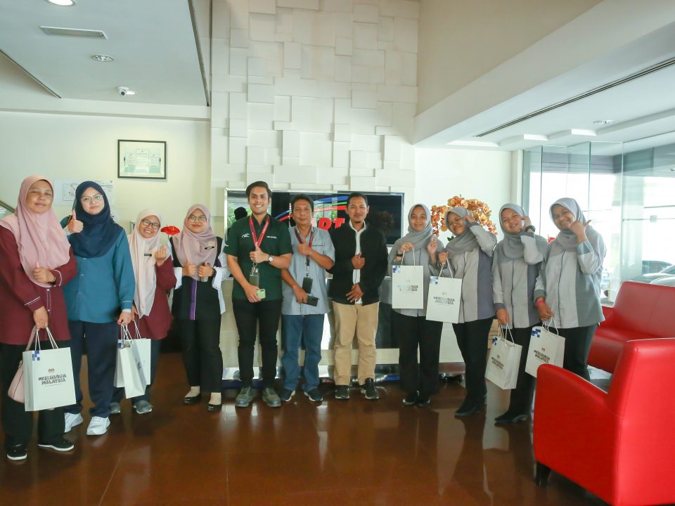 FRUITFUL VISIT: The representatives from Sekolah Menengah Sains Tuanku Aishah Rohani (SGS),  taking a photo with the MRT Corp Putrajaya Line Systems team (fifth, from left) Encik Amir Ezareen Azhan Effendy, Ir. Shahir Azhan Mohamed Hamzah and Encik Mohamad Sabri Jusoh at the MRT Corp Project Headquarters, Bukit Damansara