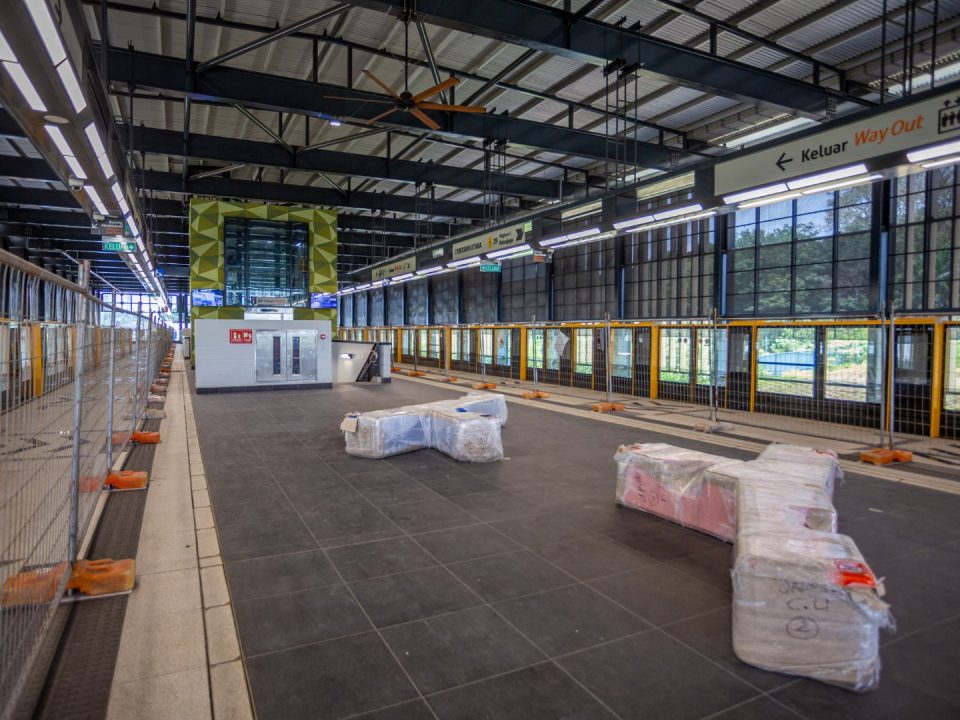 Bangku platform telah dihantar ke Stesen MRT Cyberjaya Utara