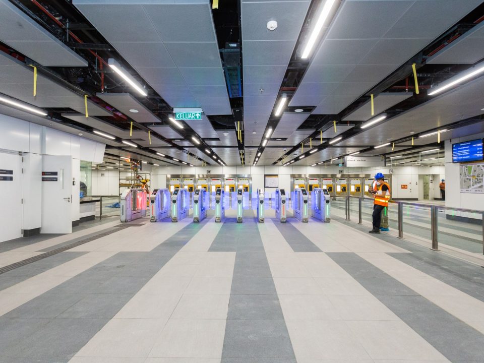 Pintu Kutipan Tambang Automatik di aras ruang legar Stesen MRT Persiaran KLCC.