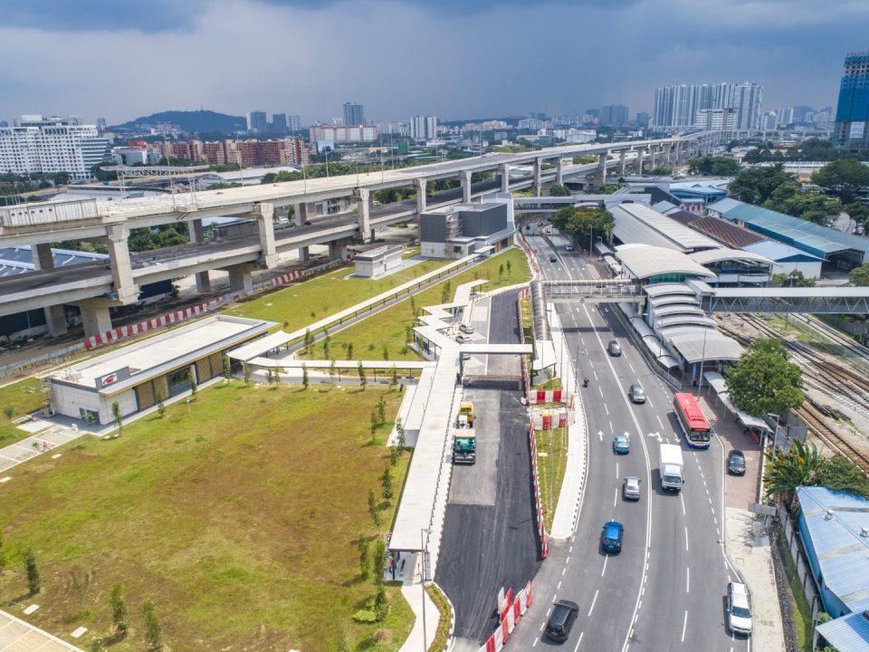Pandangan udara kesalinghubungan Stesen MRT Chan Sow Lin dengan Stesen LRT Chan Sow Lin.
