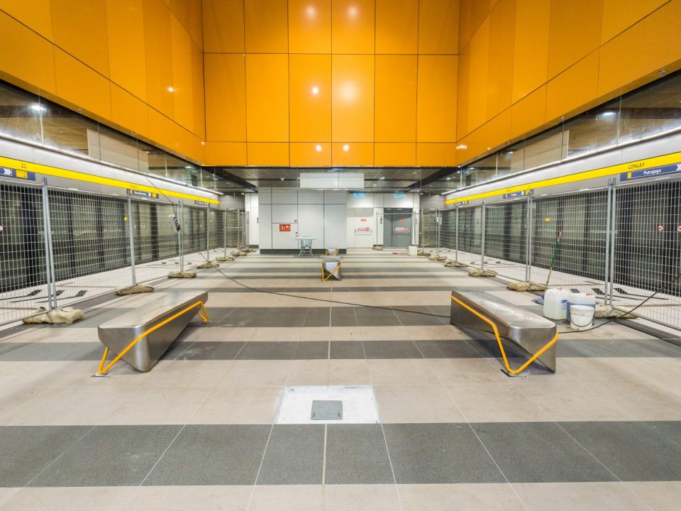 Bangku platform di aras platform Stesen MRT Conlay.