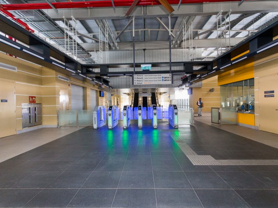 Pengujian dan pentauliahan sistem pintu Kutipan Tambang Automatik sedang dijalankan di Stesen MRT Jalan Ipoh.