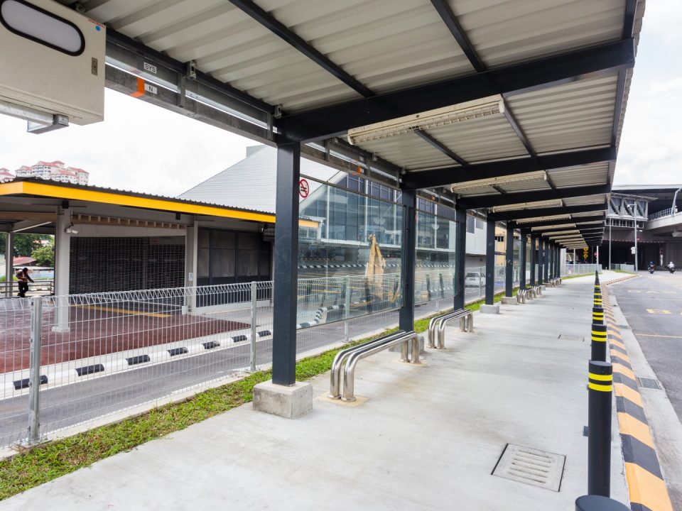 Laluan berbumbung dan kawasan menurun dan mengambil penumpang untuk bas dan teksi telah siap di Stesen MRT Kentonmen.