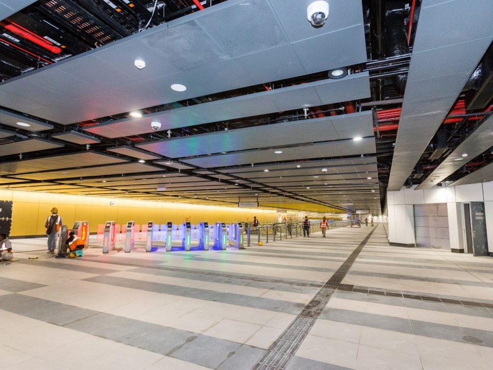 Pintu Kutipan Tambang Automatik di aras ruang legar Stesen MRT Raja Uda.