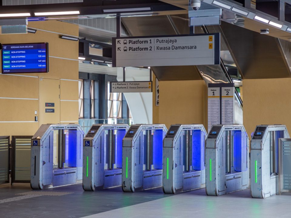 Pengujian dan pentauliahan sistem pintu Kutipan Tambang Automatik sedang dijalankan di Stesen MRT Serdang Raya Selatan.