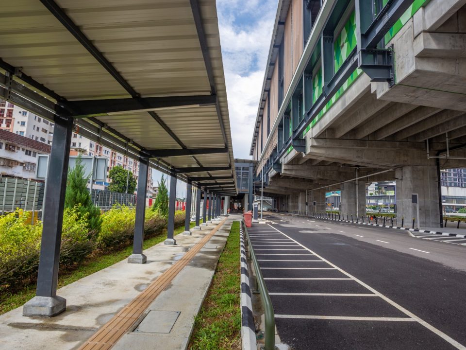 Laluan berbumbung dan kawasan menurunkan dan mengambil penumpang untuk bas dan teksi telah siap di Stesen MRT Serdang Raya Utara.