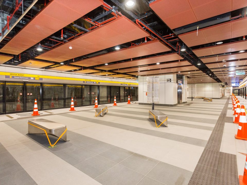 Pandangan keseluruhan aras platform Stesen MRT Sentul Barat