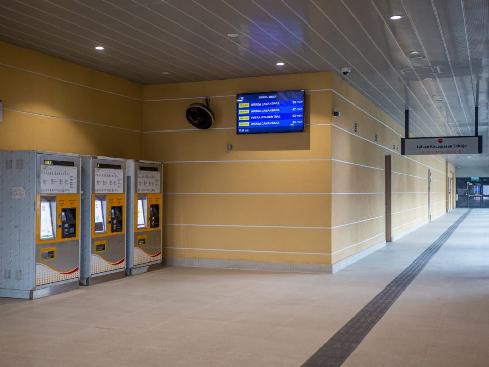 Pengujian sistem mesin tiket layan diri sedang dijalankan di Stesen MRT Sungai Besi.