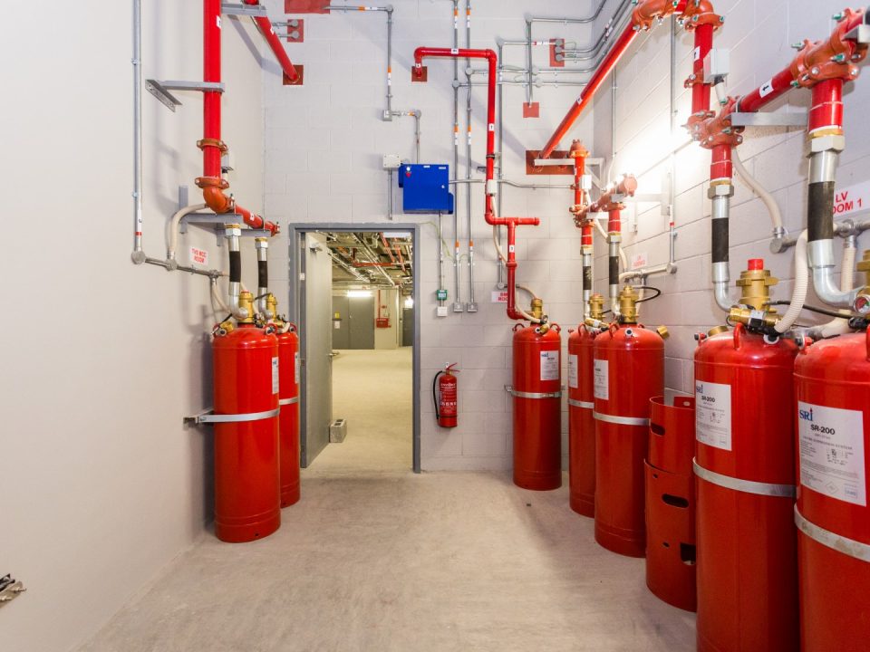 Silinder gas di bilik gas sebagai sebahagian daripada sistem perlindungan kebakaran di Syaf Penyelenggaraan 1.
