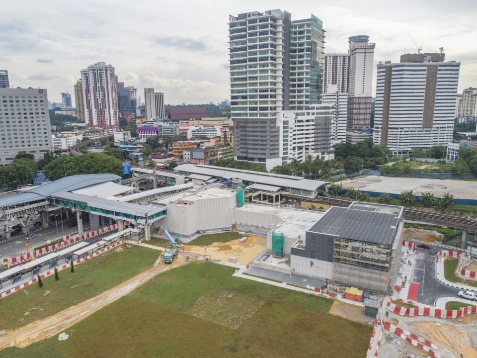 Pandangan udara Stesen MRT Titiwangsa dengan baki kerja-kerja landskap dan pemasangan ram sedang dijalankan.